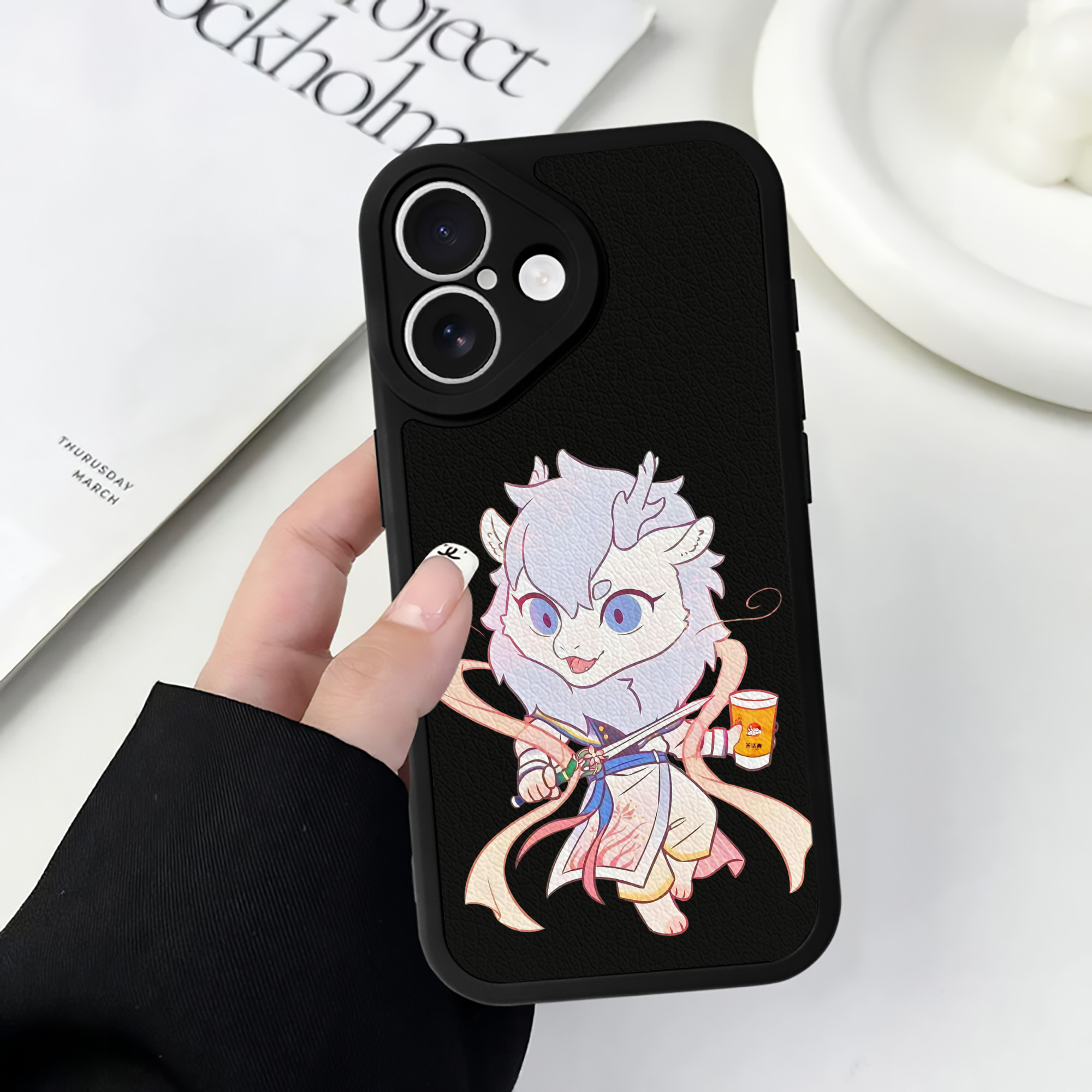 （画像用） Ne Zha 2 ナタ 魔童の大暴れ 【iPhone 16シリーズ対応】シリコンスマホケース（レザー調） 材質：シリコン